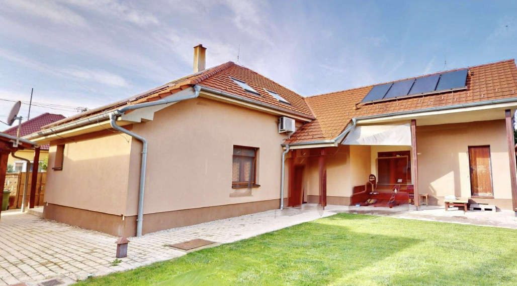 Reality KOMPLEX s.r.o.,Vám  ponúka elagantný, úplne rekonštruovaný 6 izbový rodinný dom  s bazénom v obľubenej lokalite  Mesta Komárno !