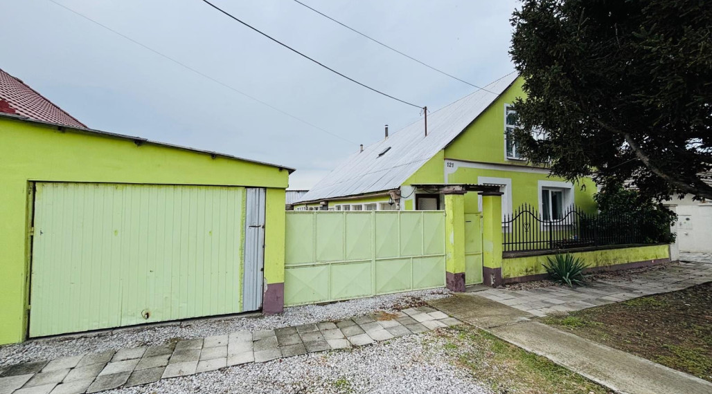 Reality KOMPLEX s.r.o. Vám EXKLUZÍVNE ponúka na predaj rodinný dom v meste Kolárovo