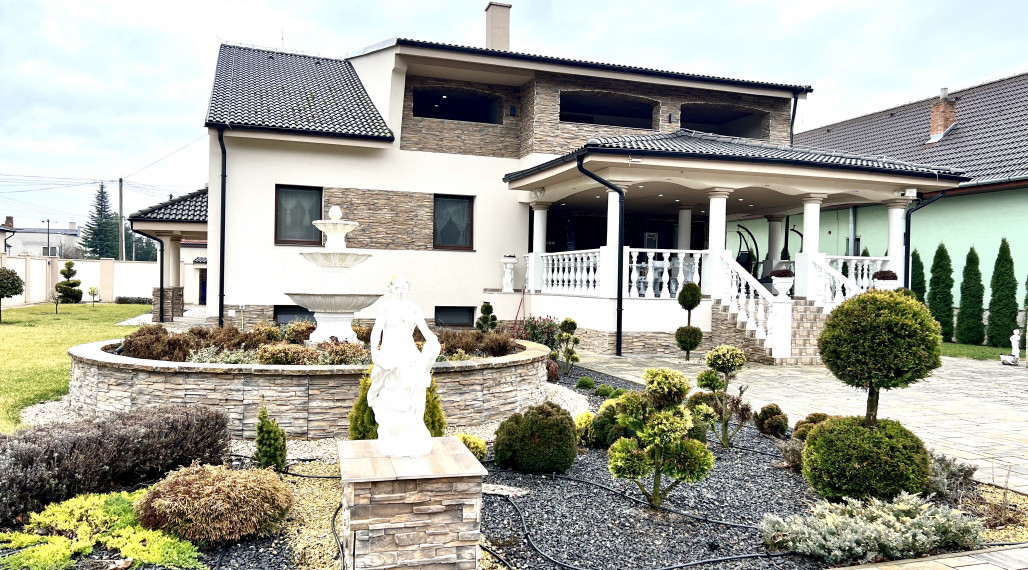 Reality KOMPLEX s.r.o. Vám ponúka na PREDAJ luxusnú vilu v obci Číčov