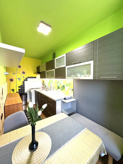 EXKLUZÍVNE U NÁS!!! MIMORIADNA INVESTIČNÁ PRÍLEŽITOSŤ!!!Reality KOMPLEX s.r.o. Vám ponúka na PREDAJ slnečný 3izbový byt s loggiou vo vyhľadávanej lokalite  Komárne za super cenu!!!