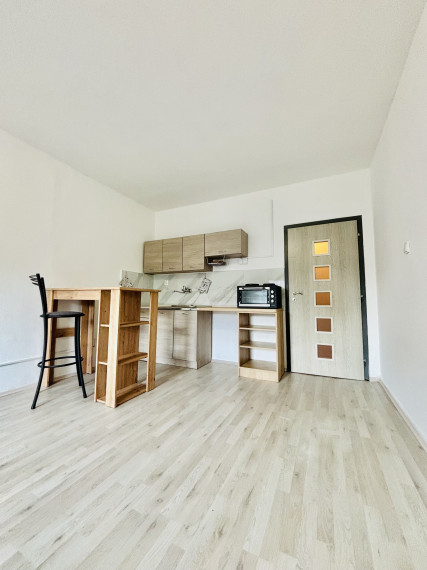 Reality KOMPLEX s.r.o., Vám ponúka na prenájom útulnú, rekonštruovanú garsónku  v obľúbenej lokalite Mesta Komárno