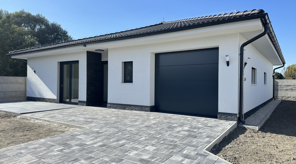 Reality KOMPLEX vám ponúka na predaj modernú novostavbu 3-izbového rodinného domu v Kolárove