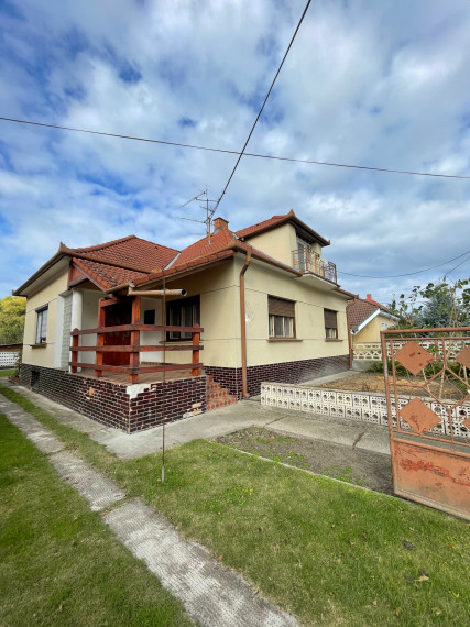 Reality KOMPLEX s.r.o. Vám ponúka priestranný rodinný dom s väčším pozemkom v obci Ňárad