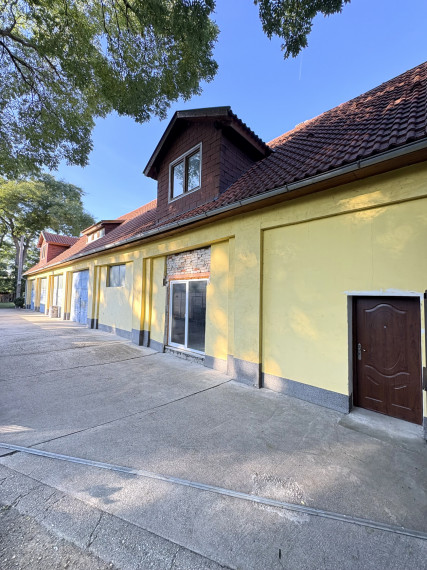 IBA U NÁS !!! Reality KOMPLEX s.r.o. vám ponúka na predaj priestranný viacúčelový priestor v Komárne na pozemku s celkovou výmerou 805 m2 za super cenu !!!