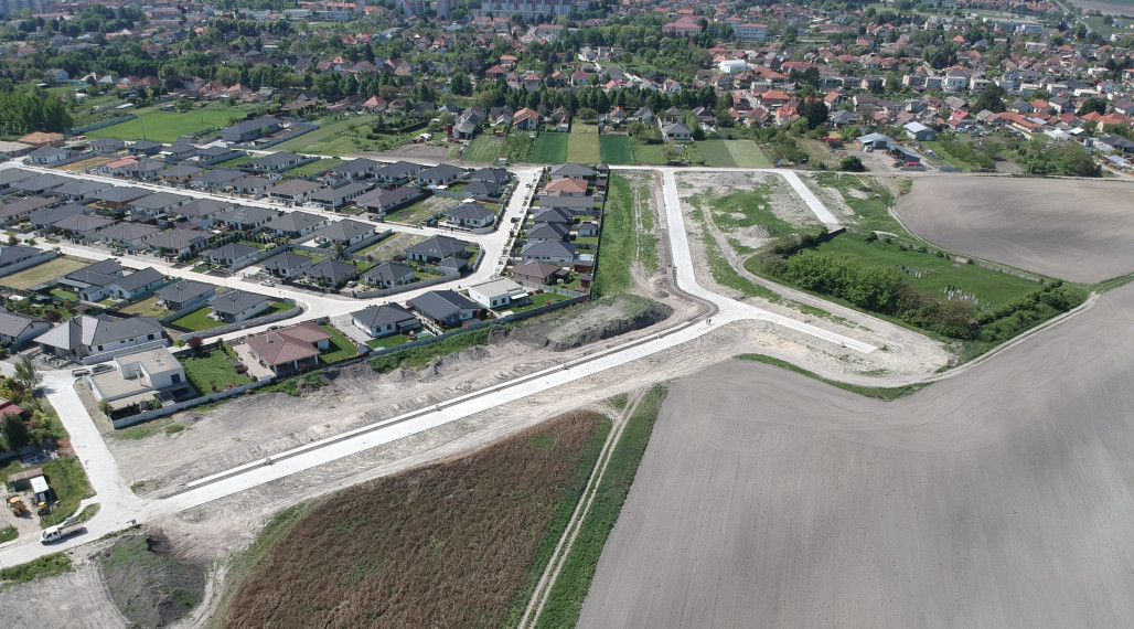 IBA U NÁS! Reality KOMPLEX s.r.o., Vám ponúka na predaj  lukratívne stavebné pozemky vo Veľkom Mederi.