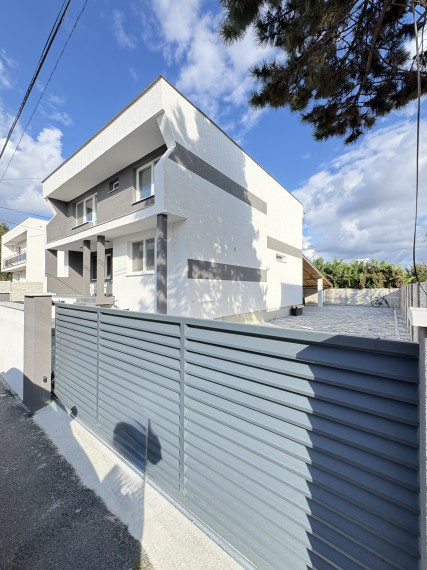 IBA U NÁS !!! Reality KOMPLEX s.r.o., ponúka na PREDAJ luxusný nadštandardný rodinný dom v tichej časti KOLÁROVA !!!