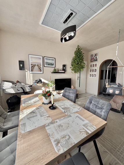 Reality KOMPLEX s.r.o., Vám ponúka na PREDAJ krásny, rekonštruovaný,  jedinečný byt v obľúbenej  lokalite Mesta Komárno!