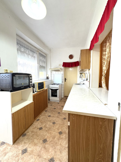 Reality KOMPLEX s.r.o.,Vám ponúka na predaj priestranný dom s garážou a vedľajšími budovami v obci Trávnik, okres Komárno za super cenu !!!