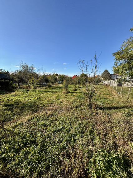 Reality KOMPLEX s.r.o. Vám ponúka na predaj rovinatý pozemok so starším rodinným domom