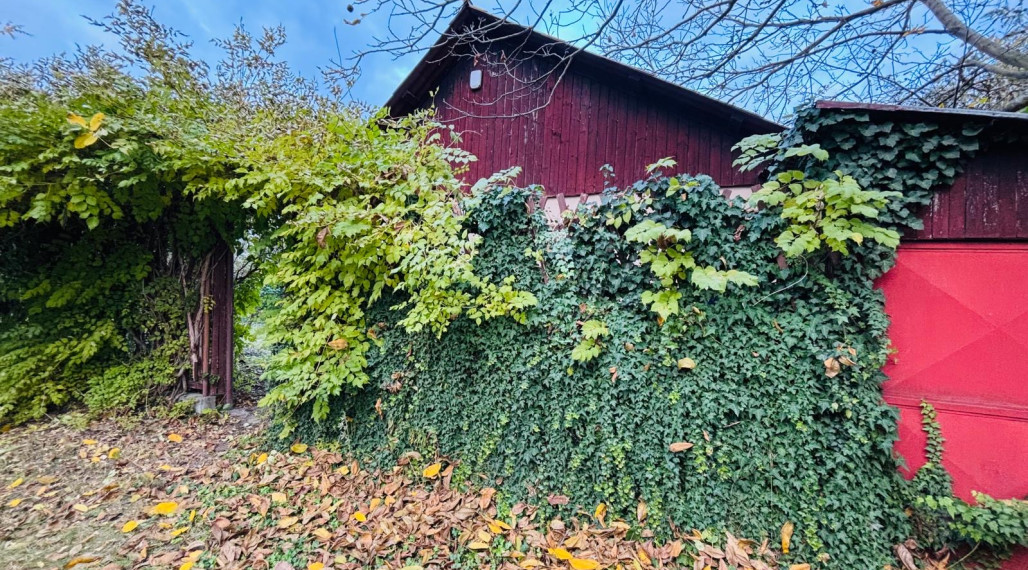 Reality KOMPLEX s.r.o Vám  EXKLUZÍVNE ponúka na predaj malý domček s pozemkom v Novej Stráži