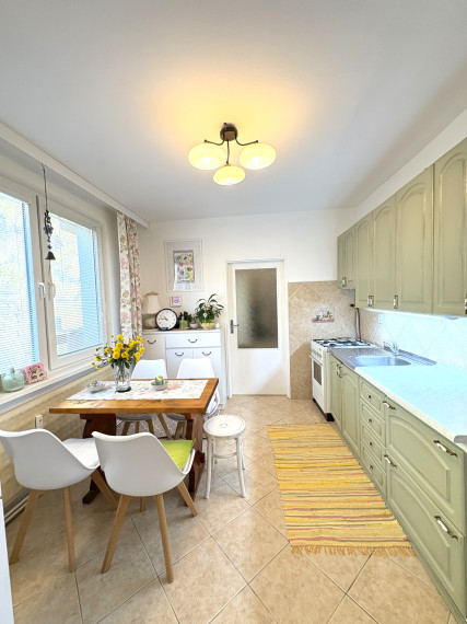 Reality KOMPLEX s.r.o. Vám ponúka na PREDAJ tento nádherný, kompletne zrekonštruovaný, 4-izbový byt v centre Komárna s balkónom !!!