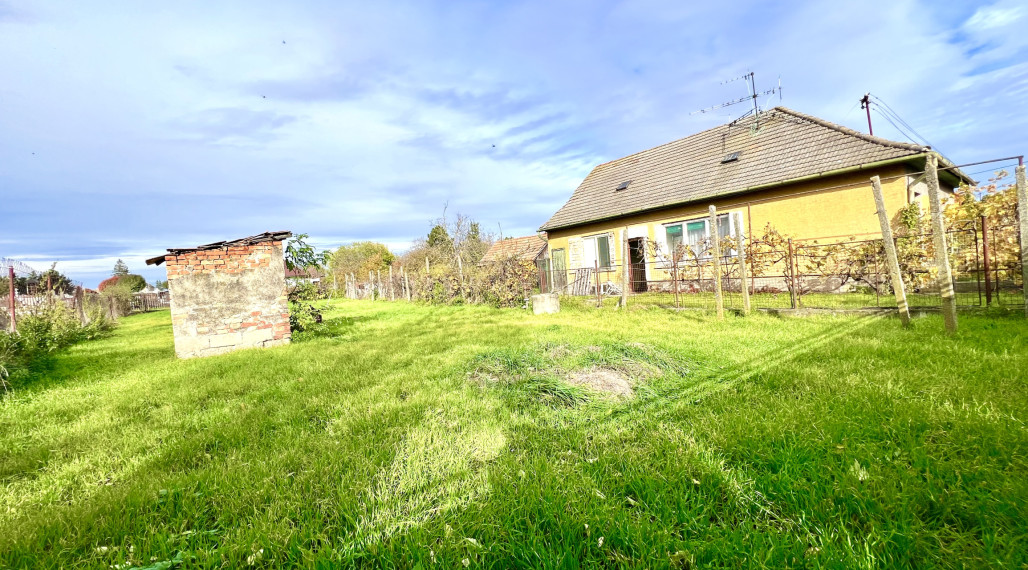 Reality KOMPLEX s.r.o. Vám ponúka na PREDAJ pozemok so starším rodinným domom v obci Orechová Potôň