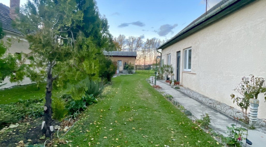 Investičný pozemok s obývateľným domom vo Vrakúni