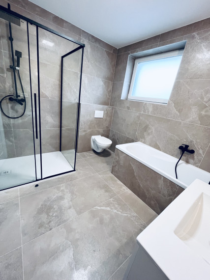 Reality KOMPLEX s.r.o., Vám ponúka na predaj moderný 4-izbový bungalov v Topoľníkoch