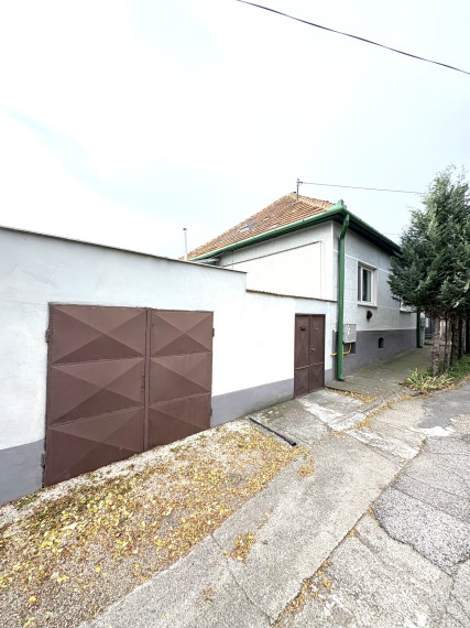 IBA U NÁS !!! Reality KOMPLEX s.r.o. ponúka EXKLUZÍVNE na predaj rodinný dom s hosťovskou budovou a garážou v tichej a obľúbenej lokalite Komárna !!!