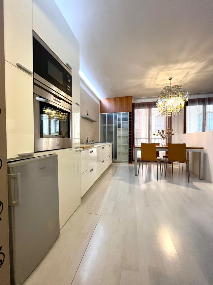 Reality KOMPLEX s.r.o., Vám EXKLUZÍVNE ponúka NA PRENÁJOM moderný 2 izbový byt v absolútnom centre mesta Komárna na Nádvorí Európy!