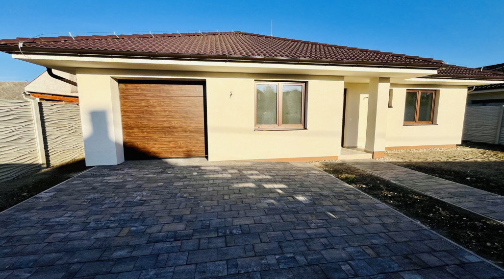 Reality KOMPLEX s.r.o., Vám ponúka na predaj moderný 4-izbový rodinný dom s garážou v Topoľníkoch