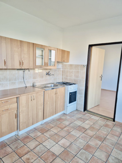 Reality KOMPLEX s.r.o., Vám ponúka na PREDAJ 1 izbový byt na Eotvosovej ulici v Meste Komárno.