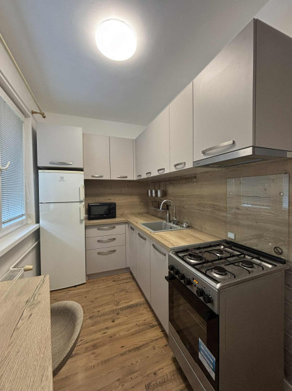 Reality KOMPLEX s.r.o. ponúka na PRENÁJOM pekný 2 izbový byt v Komárne