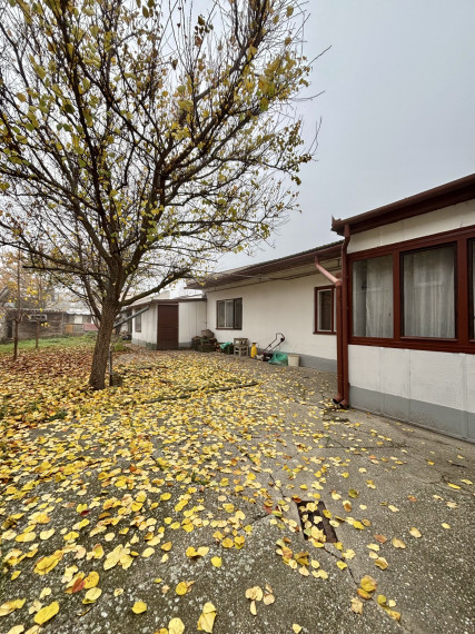 Reality KOMPLEX s.r.o.,Vám  ponúka starší  4 izbový rodinný dom  v pokojnej časti Mesta Komárno !