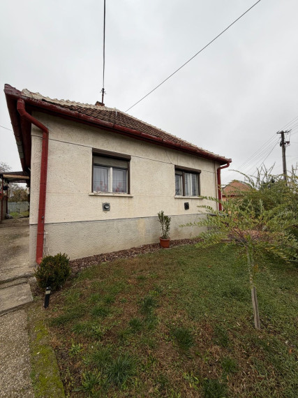 Reality KOMPLEX s.r.o. Vám EXKLUZÍVNE ponúka na predaj priestranný 4-izbový rodinný dom v meste Hurbanovo.