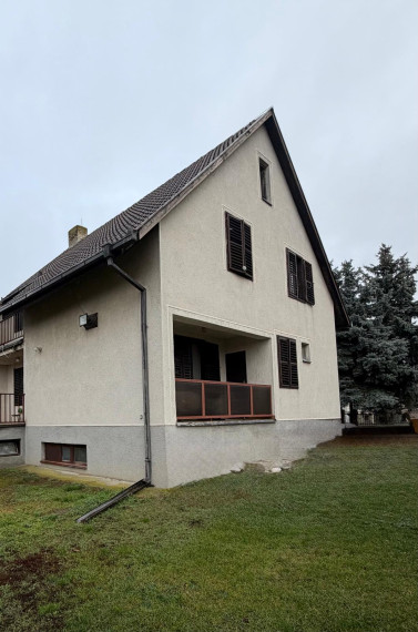 Reality KOMPLEX s.r.o. vám ponúka na predaj priestranný tehlový rodinný dom nachádzajúci sa v obci Zemianska Olča.