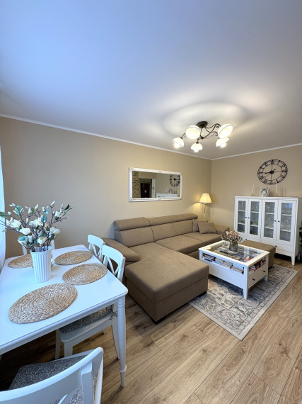 Reality KOMPLEX s.r.o., Vám ponúka kompletne zrekonštruovaný 3-izbový byt s loggiou na prenájom v dobrej lokalite v Komárne !!!