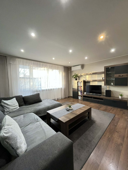 Exkluzívne iba u nás Vám Reality KOMPLEX s.r.o., ponúka na predaj 3 izbový  svojpomocný byt s garážou v tichej lokalite Mesta Komárno.