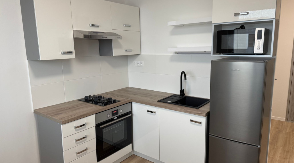 Krásny, zrekonštruovaný a moderne zariadený 1-izbový byt s balkónom do NÁJMU veľmi blízko centra Komárna!!