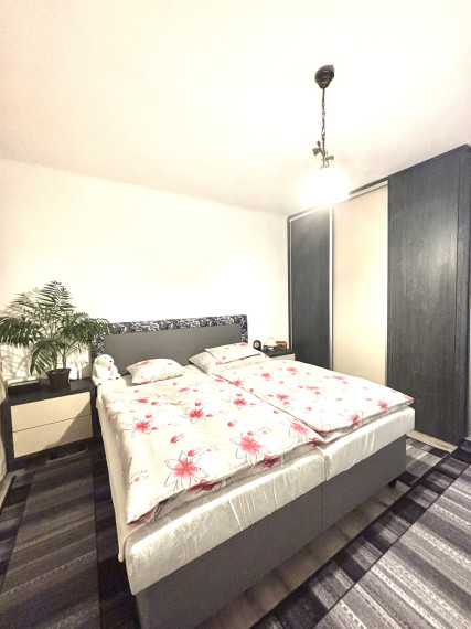 Exkluzívne iba u nás Vám Reality KOMPLEX s.r.o., ponúka na PREDAJ krásny  2 izbový byt v tehlovom bytovom dome  v obľúbenej  lokalite Mesta Komárno!