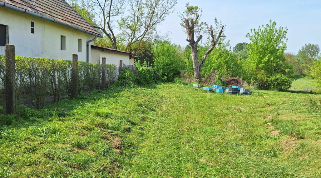 Reality KOMPLEX s.r.o. Vám ponúka na predaj rozľahlý stavebný pozemok o výmere 5 177 m² v obľúbenej rekreačnej oblasti, len pár minút od jazera Balaton