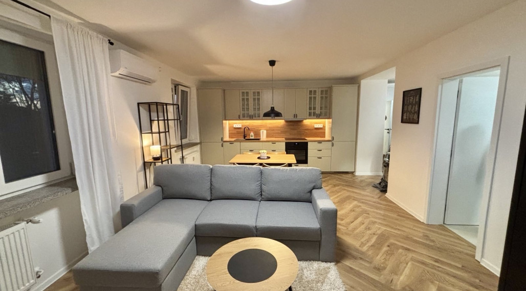 Iba u nás Vám Reality KOMPLEX s.r.o., ponúka na prenájom exkluzívny, nadštandardne zariadený trojizbový byt v atraktívnej lokalite, 250 m od centra mesta Komárno.