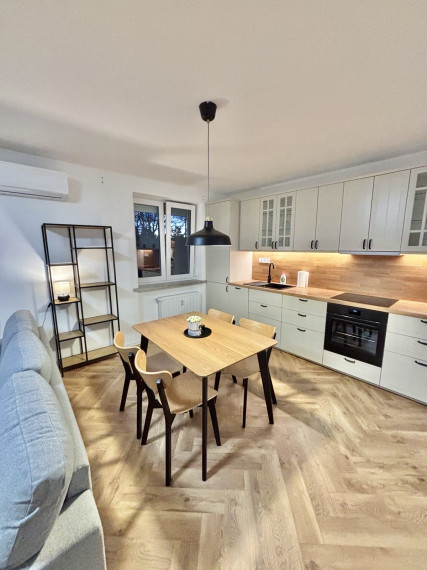 Iba u nás Vám Reality KOMPLEX s.r.o., ponúka na prenájom exkluzívny, nadštandardne zariadený trojizbový byt v atraktívnej lokalite, 250 m od centra mesta Komárno.