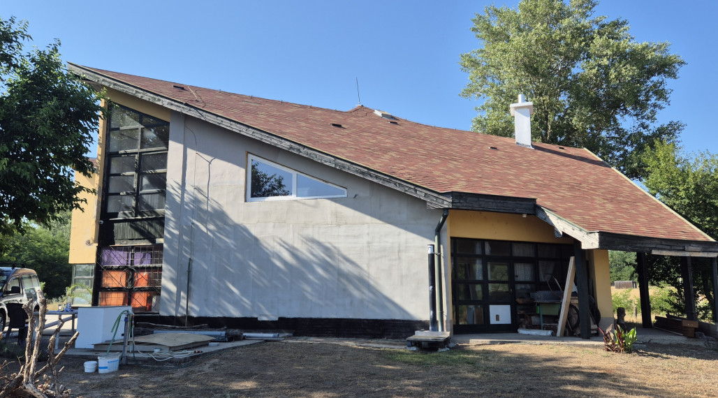 Reality KOMPLEX s.r.o.,Vám  ponúka na predaj nehnuteľnosť s veľkým komerčným potenciálom v obci Chotín, 8 km od okresného mesta Komárno.