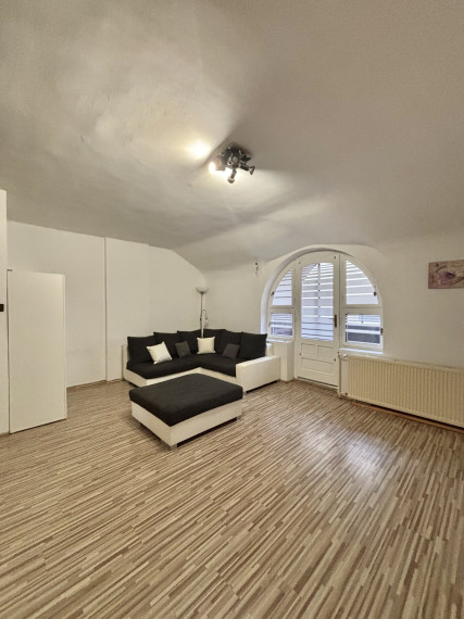 Reality komplex s.r.o., Vám  ponúka na prenájom útulný 1 izbový byt s lodžiou neďaleko od centra mesta Komárno !