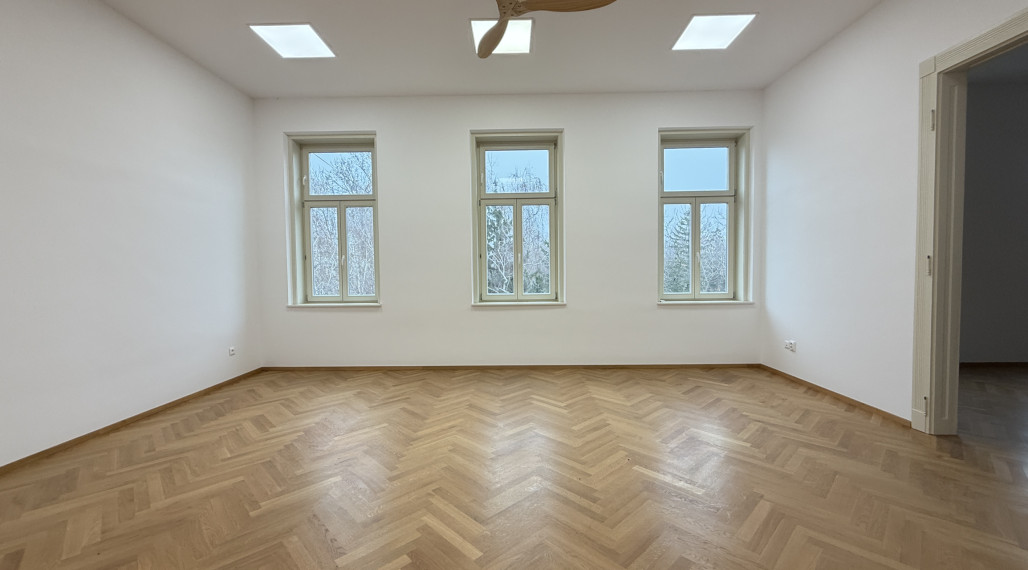 Reality KOMPLEX s.r.o. Vám ponúka v samotnom srdci mesta Komárno na prenájom priestranný a reprezentatívny kancelársky priestor,