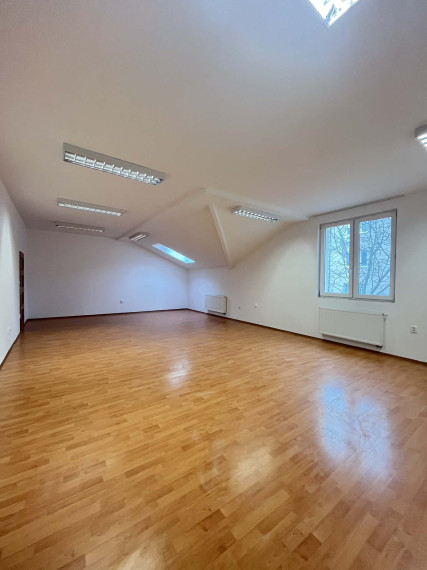 Reality KOMPLEX s.r.o. Vám ponúka do prenájmu  kancelárske priestory v centre Komárna!