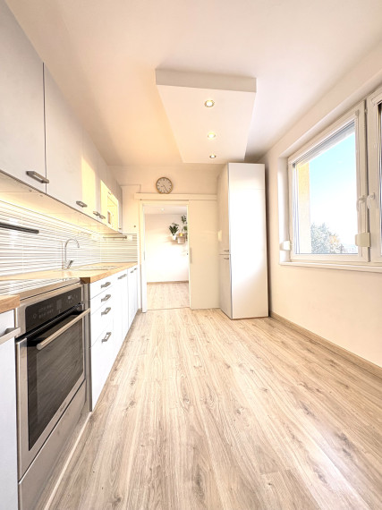 Reality KOMPLEX s.r.o. Vám ponúka na PREDAJ tento nádherný, kompletne zrekonštruovaný, priestranný 3,5 izbový byt s loggiou veľmi blízko centra Komárna!!!