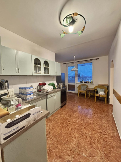 Reality KOMPLEX s.r.o., Vám ponúka na PREDAJ  3 izbový byt s balkónom a krásnym výhľadom na Alžbetin ostrov v Meste Komárno!