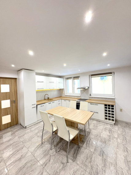 Reality KOMPLEX s.r.o., ponúka na PREDAJ 4 izbový zrekonštruovaný rodinný dom s bazénom v tichej časti KOLÁROVA !!!