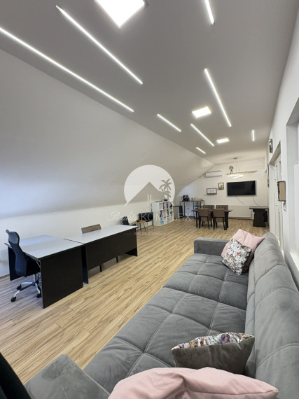 Priestranný a krásne obnovený kancelársky priestor do NÁJMU v centre Komárna!!