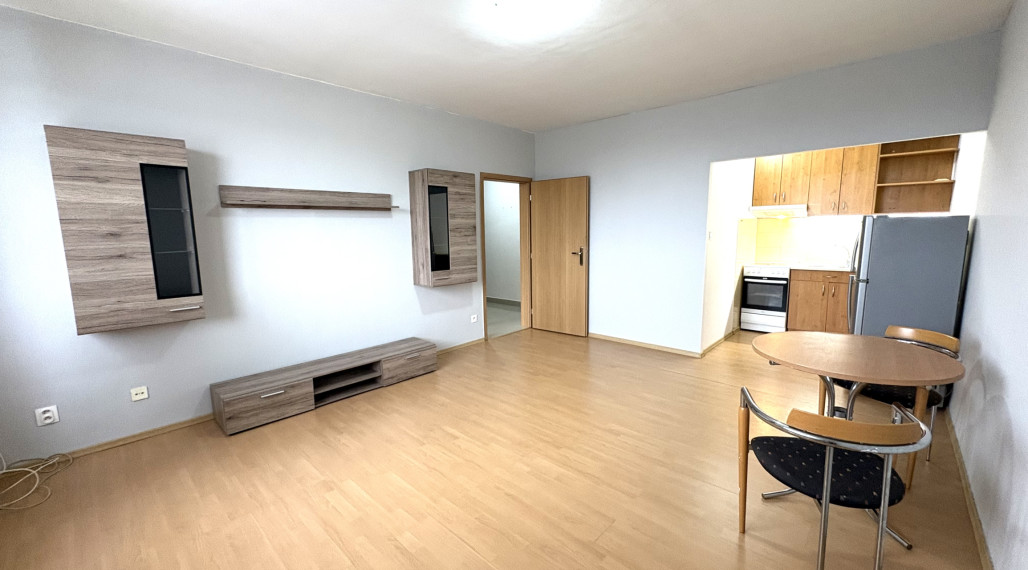 Iba u nás!!! Reality KOMPLEX s.r.o., Vám ponúka od spoľahlivého majiteľa na prenájom, slnečný prerobený 2 izbový byt v dobrej lokalite v Komárne!!!