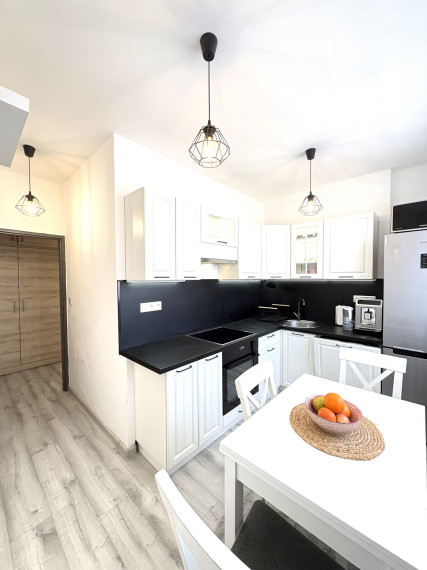 IBA U NÁS !!! Reality KOMPLEX s.r.o. Vám ponúka na PREDAJ tento nádherný, kompletne zrekonštruovaný trojizbový byt s balkónom v Komárne časť Ďulov Dvor !!!