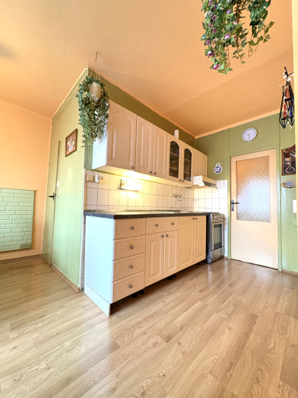 IBA U NÁS !!! Reality KOMPLEX s.r.o. Vám ponúka na PREDAJ slnečný, priestranný  3izbový byt v dobrej lokalite v Komárne !!!