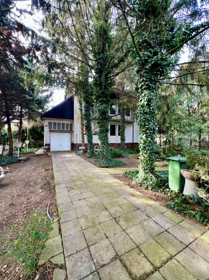 Reality KOMPLEX s.r.o. Vám ponúka na predaj priestranný rodinný dom s veľkým pozemkom v obci Chotín