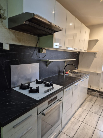 Reality KOMPLEX s.r.o., Vám ponúka na PREDAJ slnečný  3 izbový byt na vyvýšenom prízemí v tehlovom bytovom dome  v obľúbenej  lokalite Mesta Komárno!