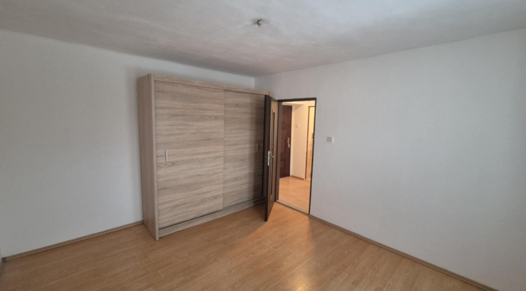 Reality KOMPLEX s.r.o., Vám ponúka na PREDAJ rekonštruovaný 2 izbový  tehlový byt v meste  Komárno.