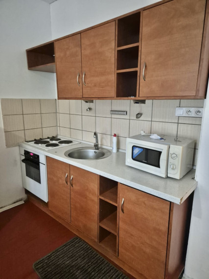 Reality KOMPLEX s.r.o., Vám ponúka na PREDAJ atraktívnu garzónku s balkónom v mimoriadne vyhľadávanej lokalite Mesta Komárno.