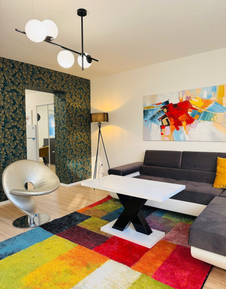 Reality KOMPLEX s.r.o., Vám ponúka kompletne zrekonštruovaný luxusný, kompletne zariadený 2-izbový byt s garážou v centre mesta Komárna !!!