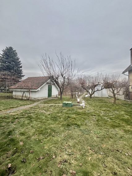 Reality KOMPLEX s.r.o.,Vám ponúka na PREDAJ prekrásnu  záhradu v jednej z najobľúbenejších lokalít Komárna - na Alžbetinom Ostrove!